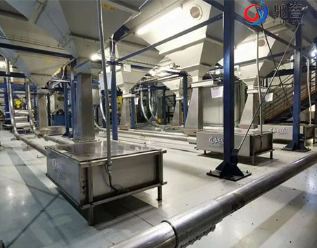 Corrente do tubo que alimenta transportando o sistema para o pó e os grânulo com dose do equipamento